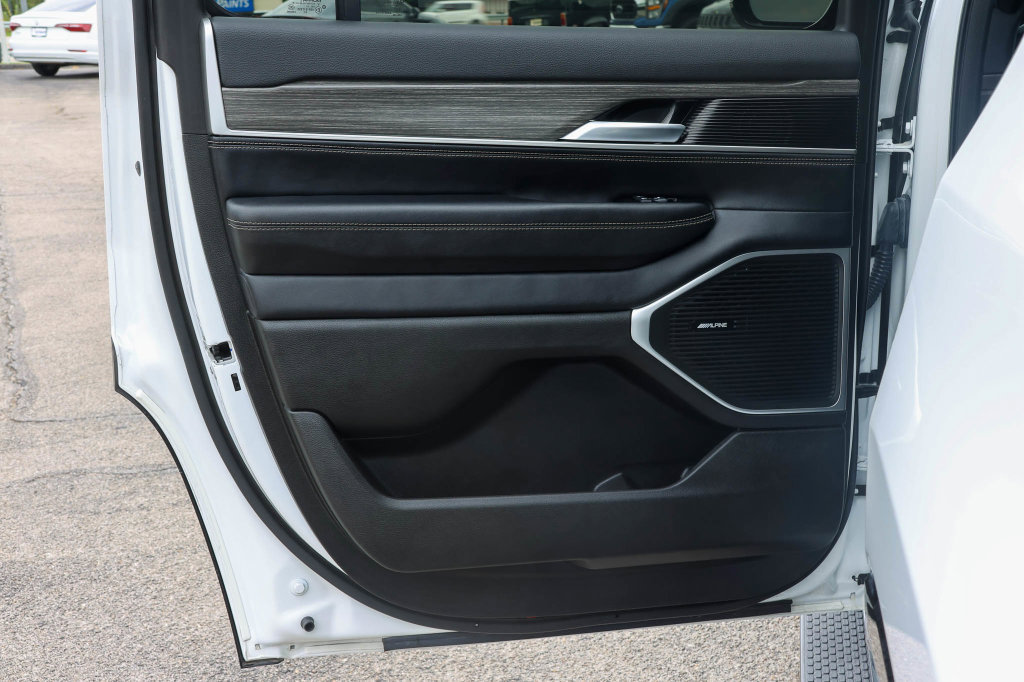 Used 2024 Jeep Wagoneer Series II w/ Flexible Seating Group RWD image 13