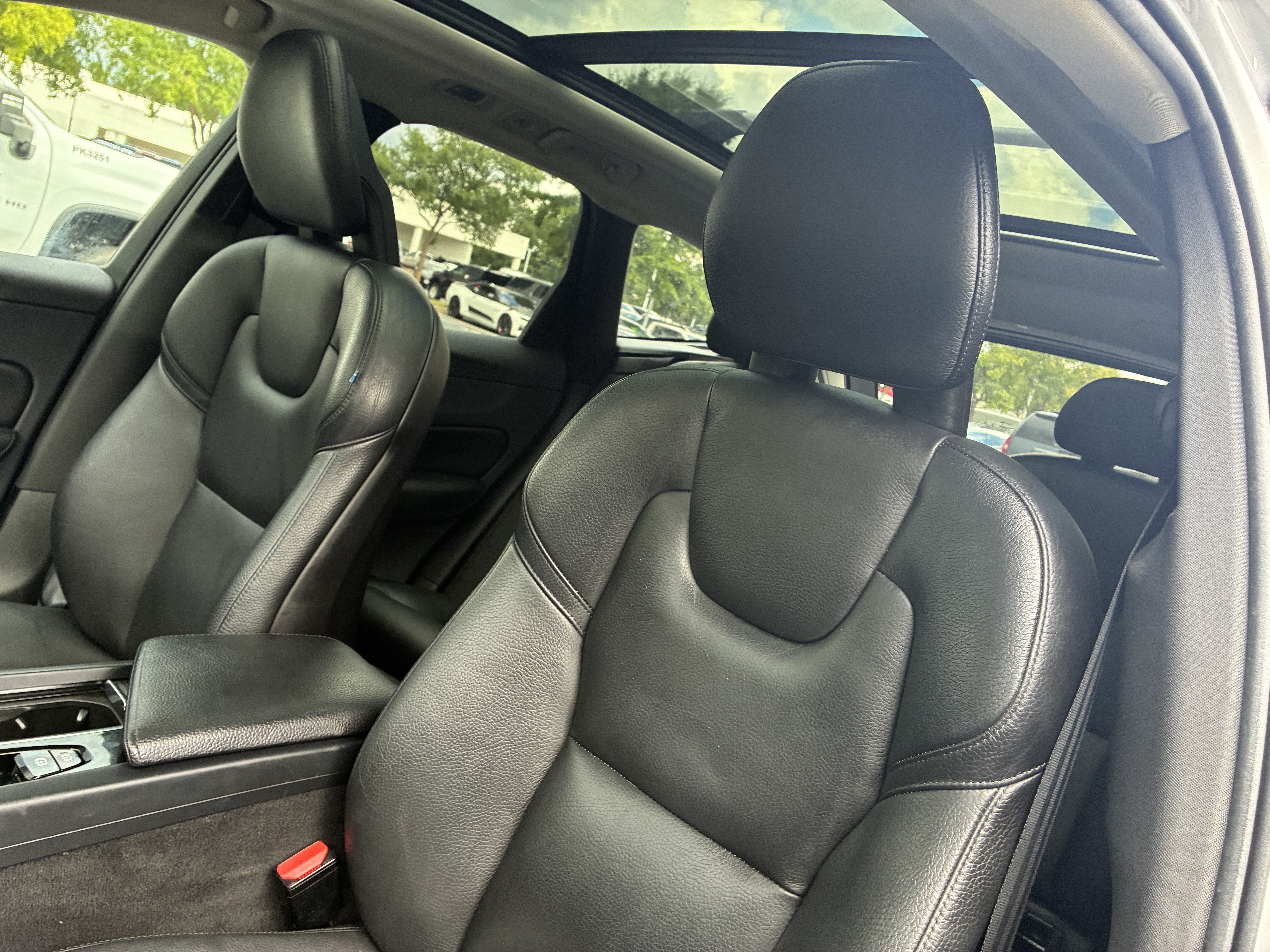 Used 2019 Volvo XC60 T5 Momentum w/ Multimedia Package AWD/4WD image 22