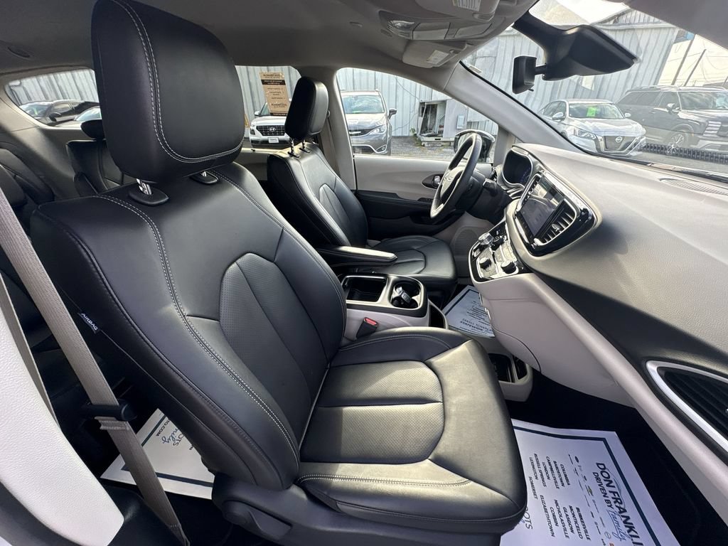 Used 2024 Chrysler Pacifica Touring-L FWD image 24