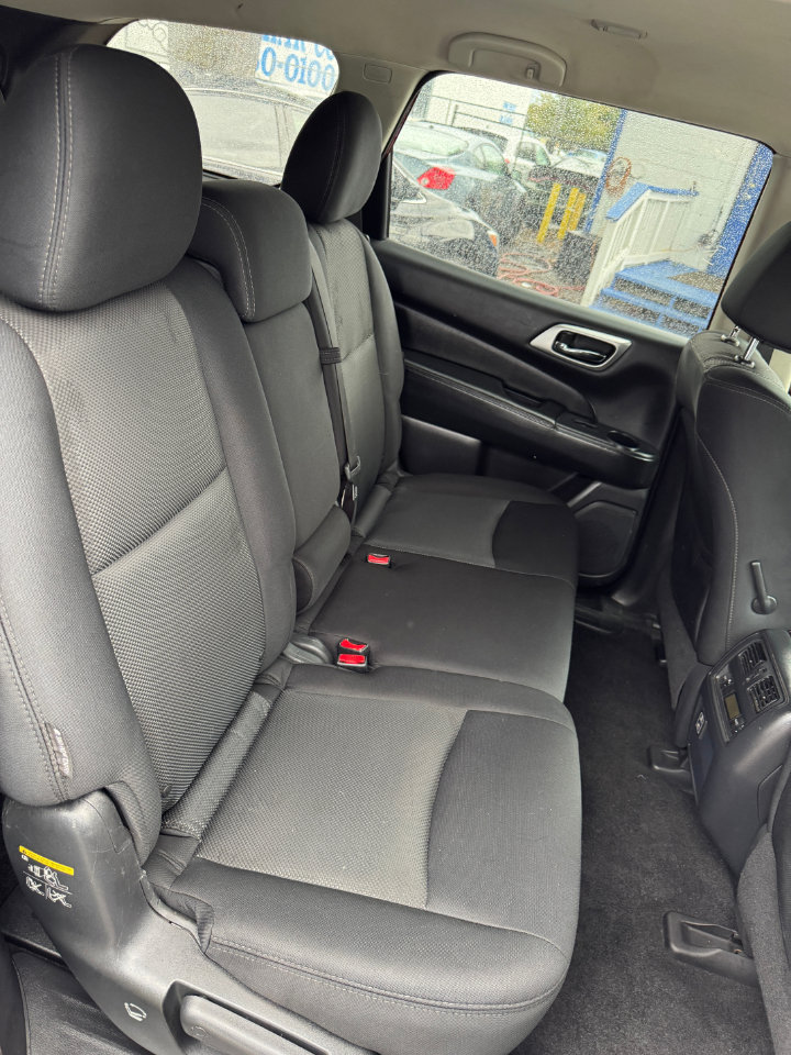 Used 2018 Nissan Pathfinder SV image 14