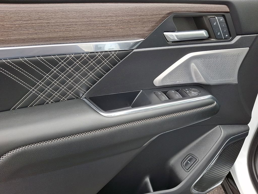 Used 2024 GMC Acadia Denali w/ Super Cruise Package image 13