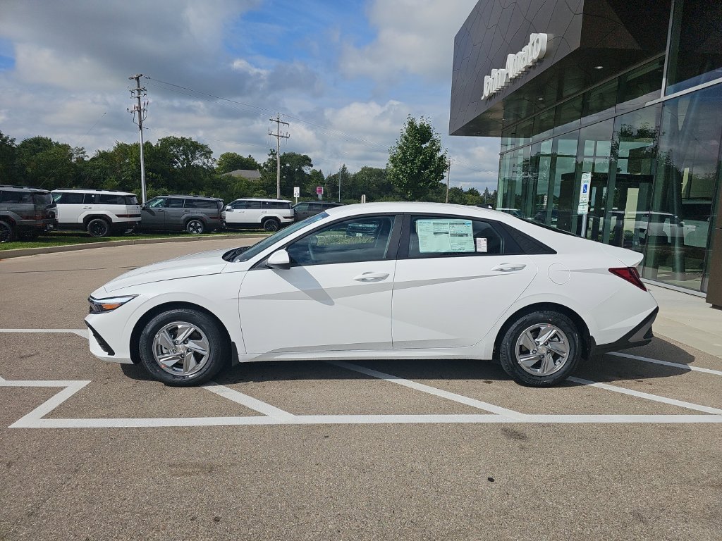 New 2026 Hyundai Elantra SE FWD image 2