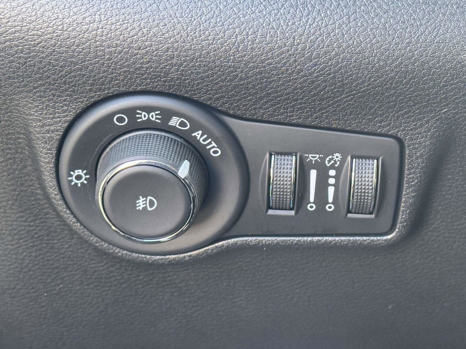 Used 2025 Jeep Compass Limited w/ Sun & Sound Group AWD/4WD image 19