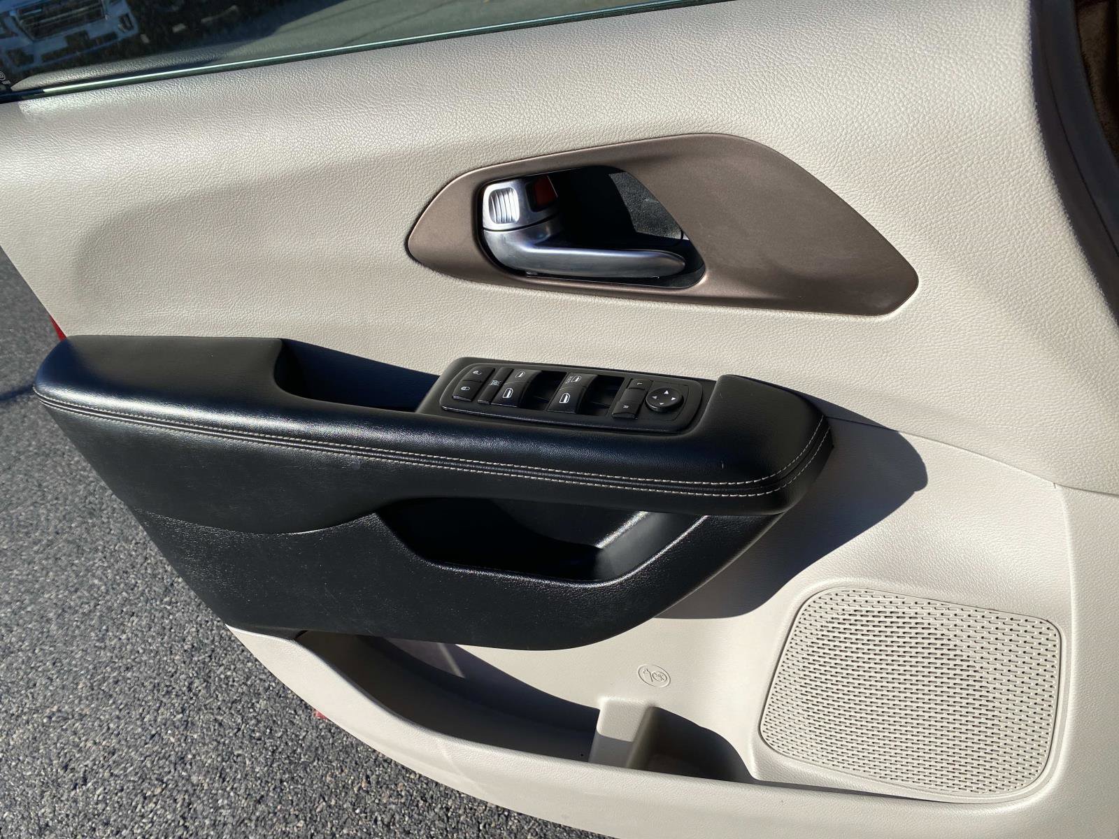 Used 2020 Chrysler Voyager L image 20