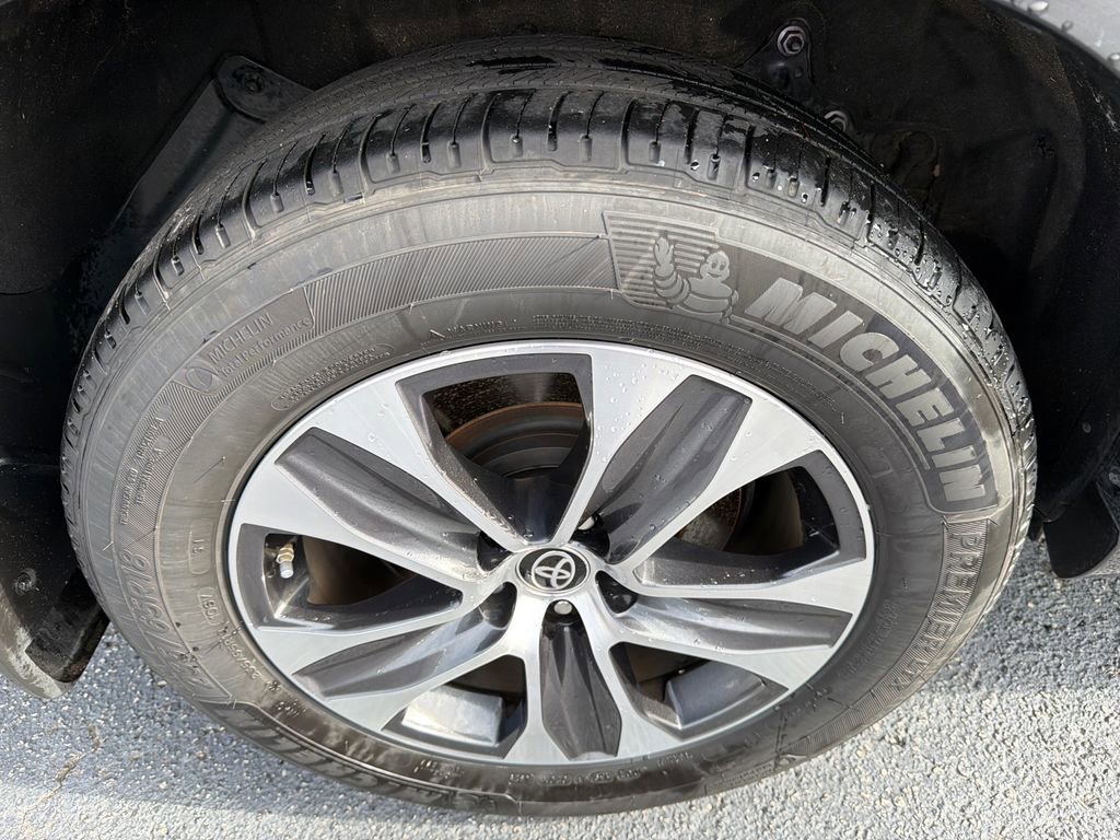 Used 2023 Toyota Highlander XLE image 17