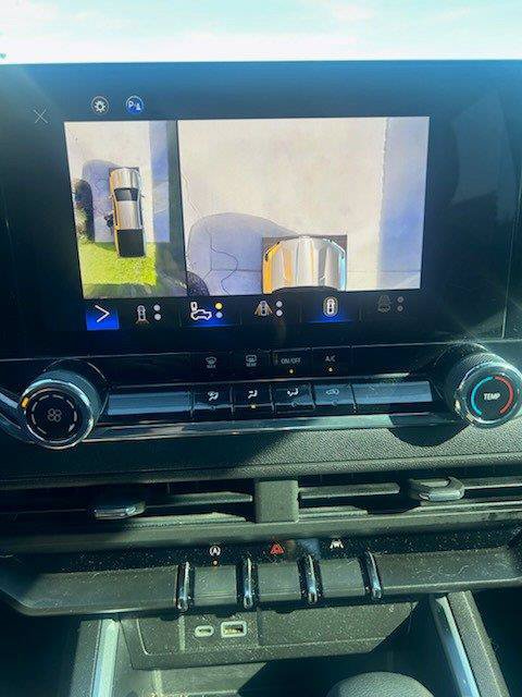 Used 2023 Chevrolet Colorado Trail Boss w/ Technology Package AWD/4WD image 9
