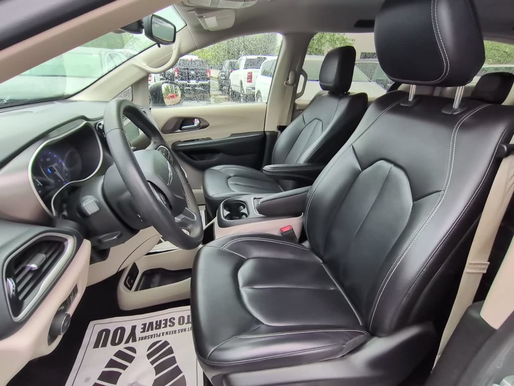 Used 2023 Chrysler Pacifica Touring-L FWD image 11