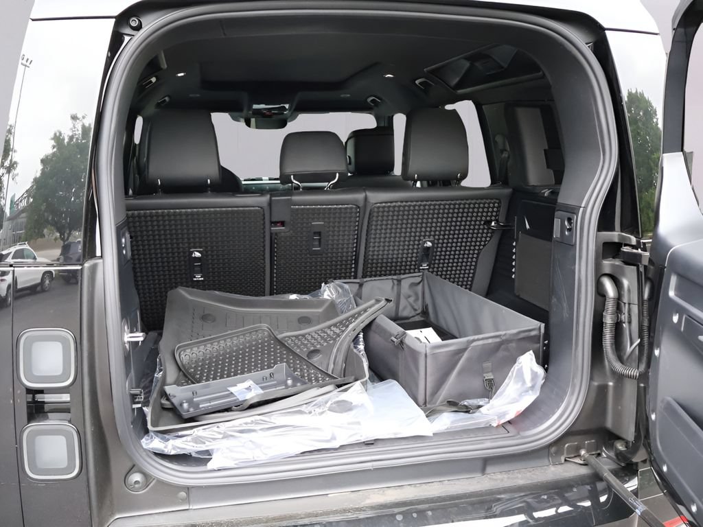 New 2026 Land Rover Defender 110 X-Dynamic SE AWD/4WD image 13