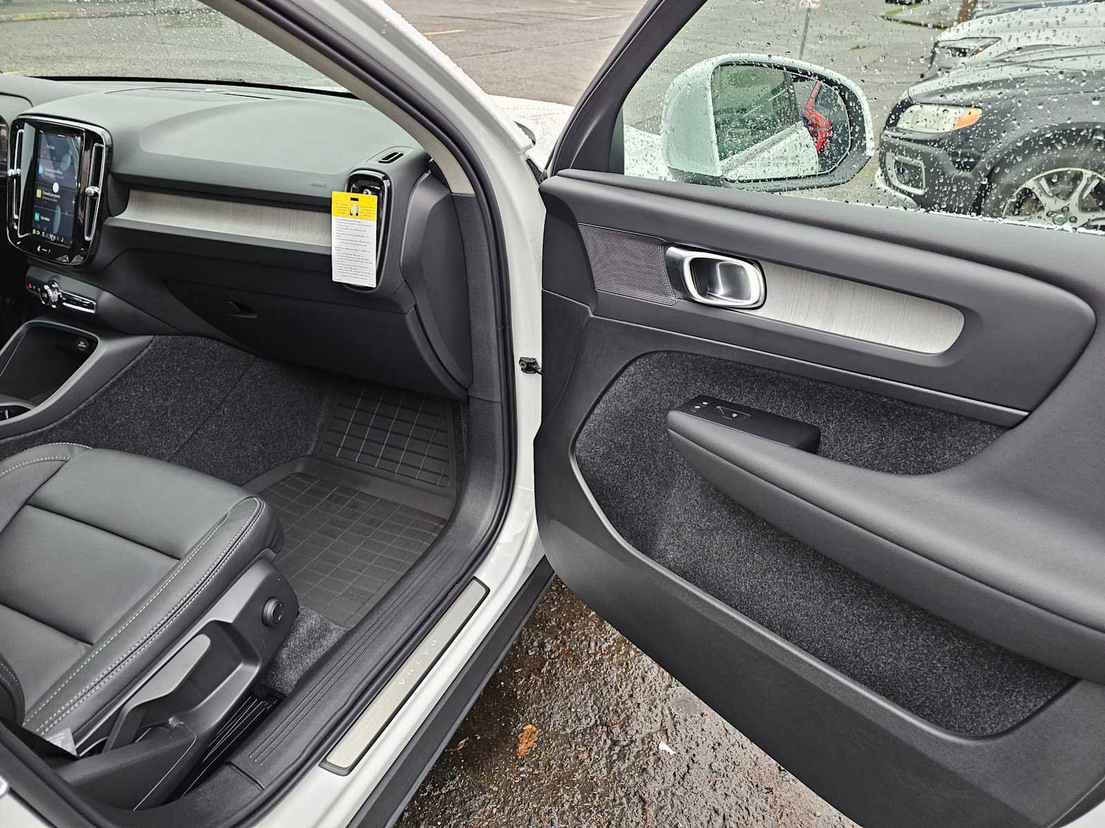 New 2025 Volvo XC40 B5 Core w/ Protection Package Premier image 10