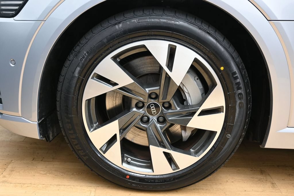 Used 2022 Audi e-tron Premium Plus w/ Premium Plus Package AWD/4WD image 12
