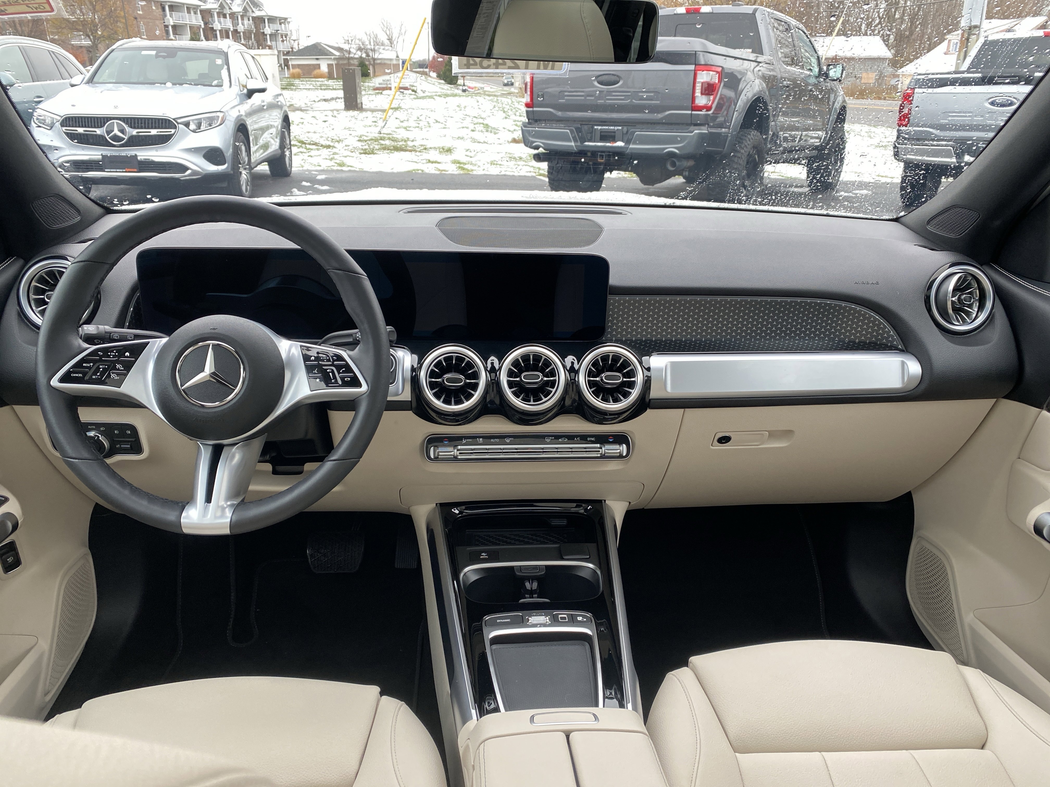 Used 2025 Mercedes-Benz GLB 250 4MATIC image 11