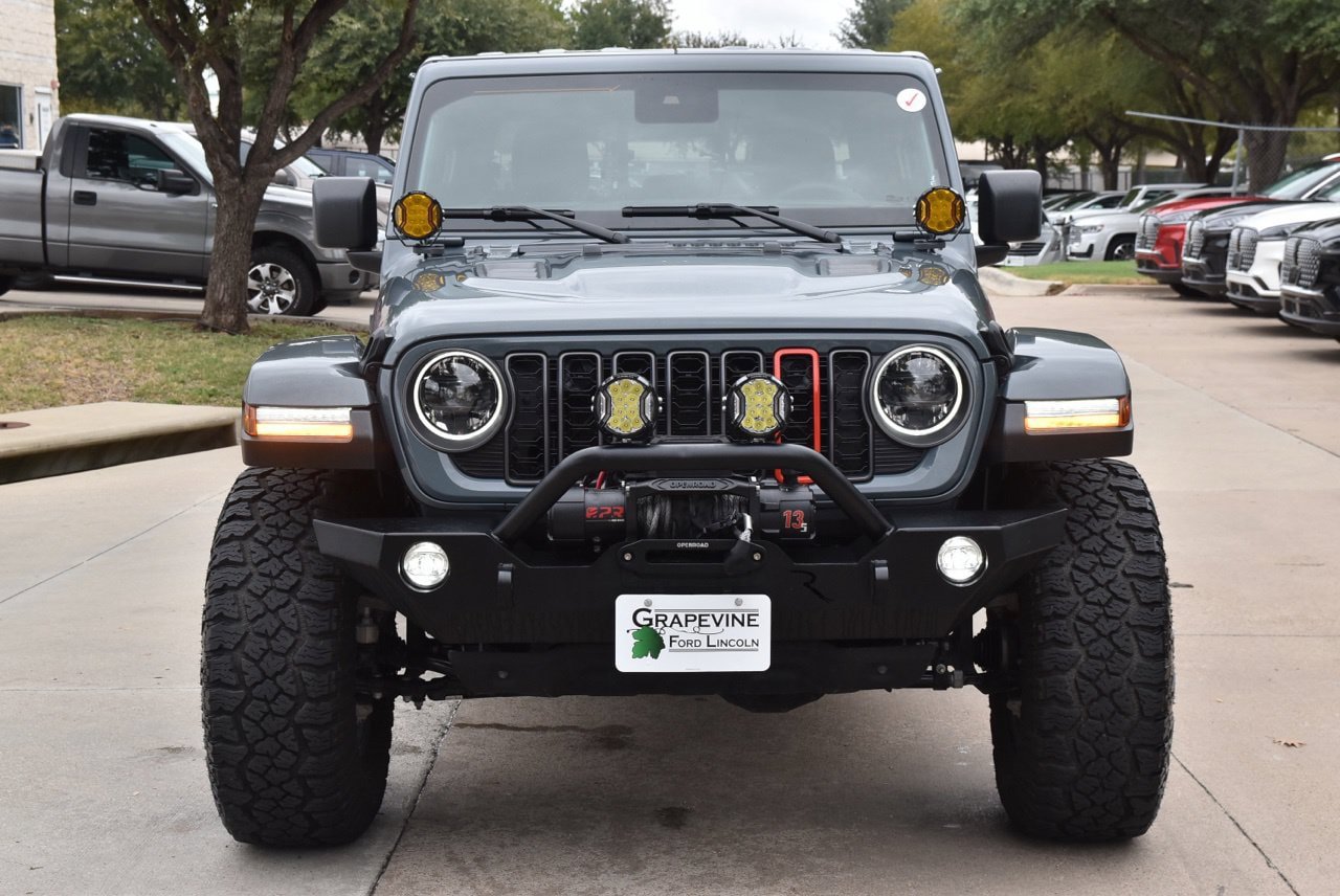 Used 2025 Jeep Gladiator Rubicon w/ Convenience Group AWD/4WD image 3