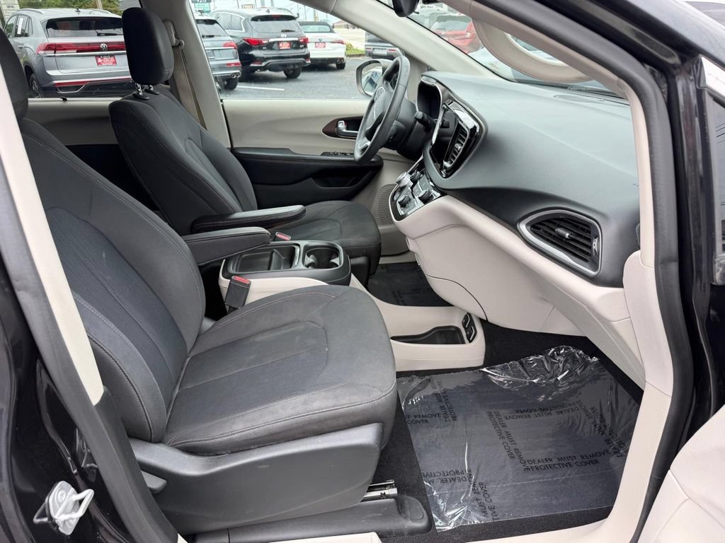 Used 2017 Chrysler Pacifica Touring Plus w/ Tire & Wheel Group FWD image 27