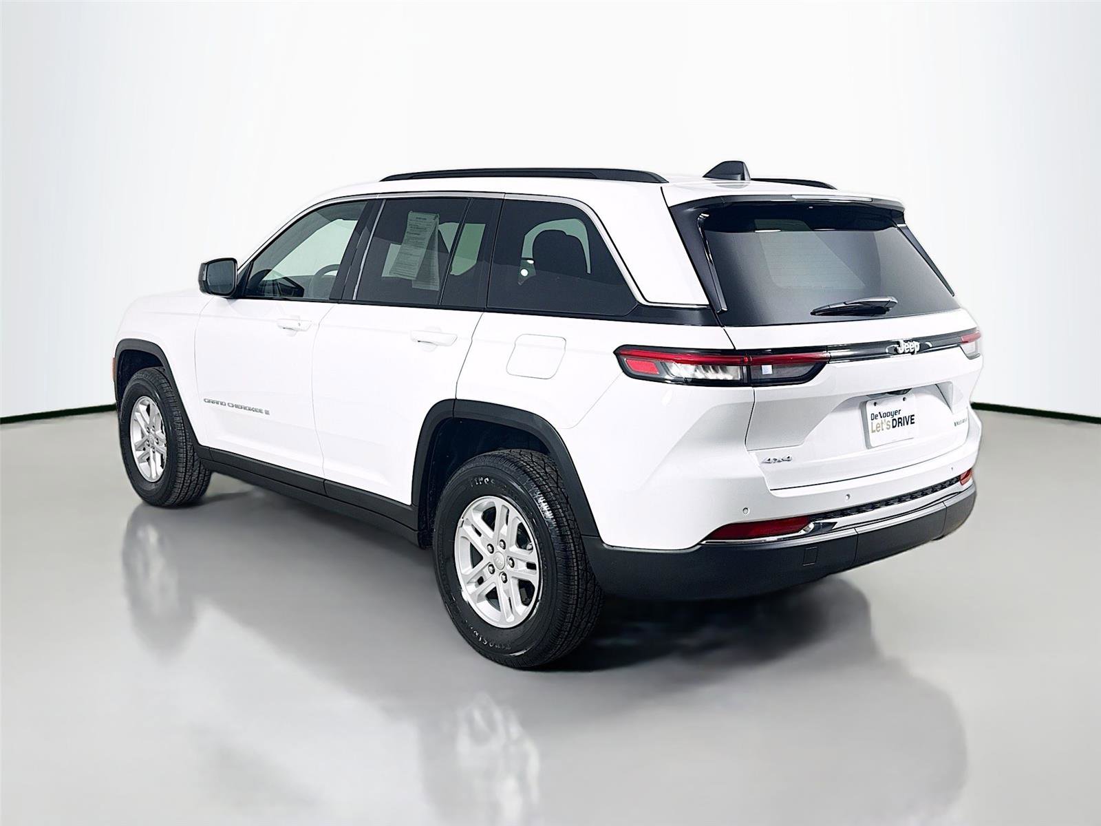 Used 2024 Jeep Grand Cherokee Laredo w/ Trailer Tow Package image 7