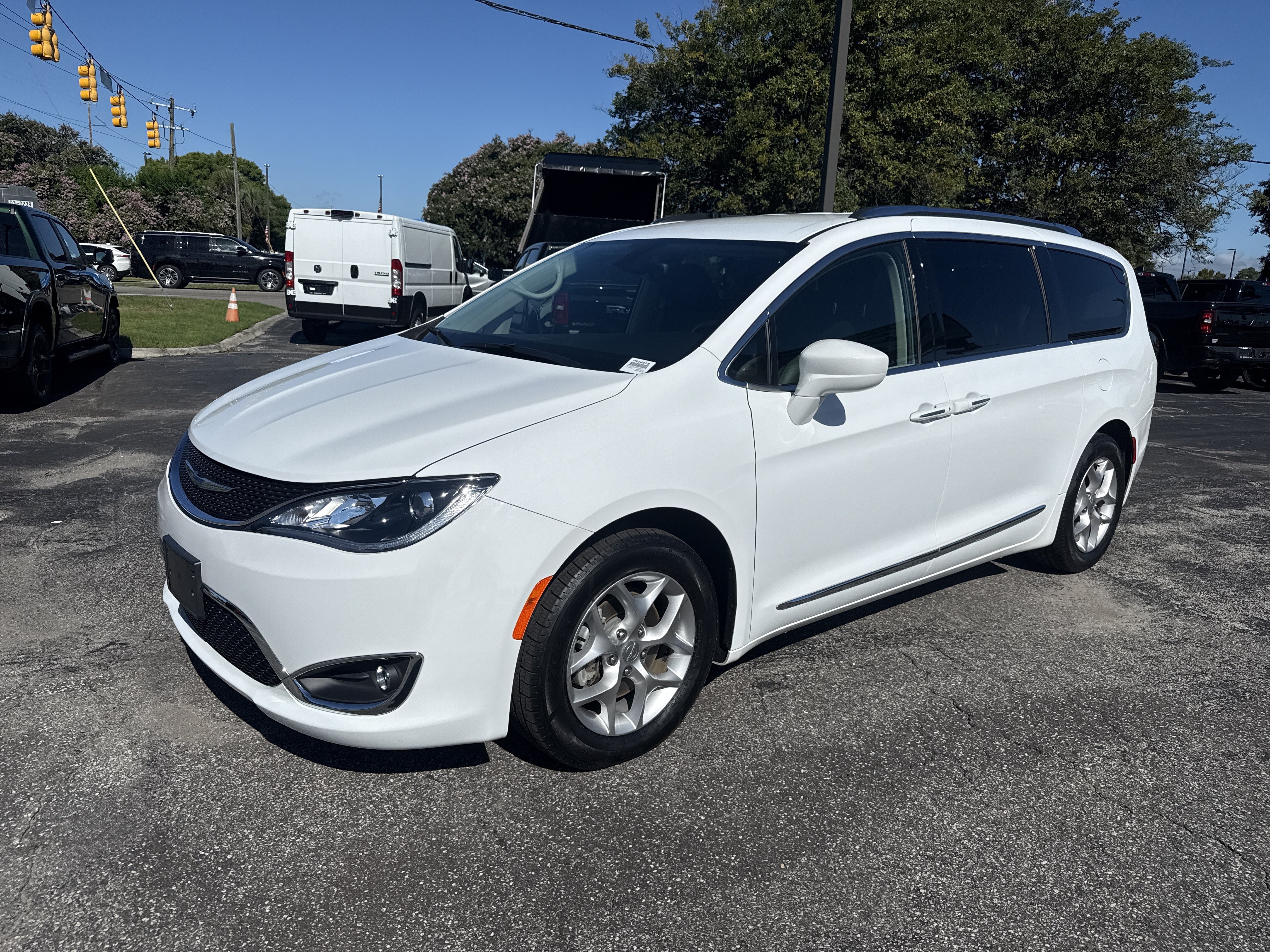 Used 2019 Chrysler Pacifica Touring-L Plus w/ Tire & Wheel Group FWD image 4