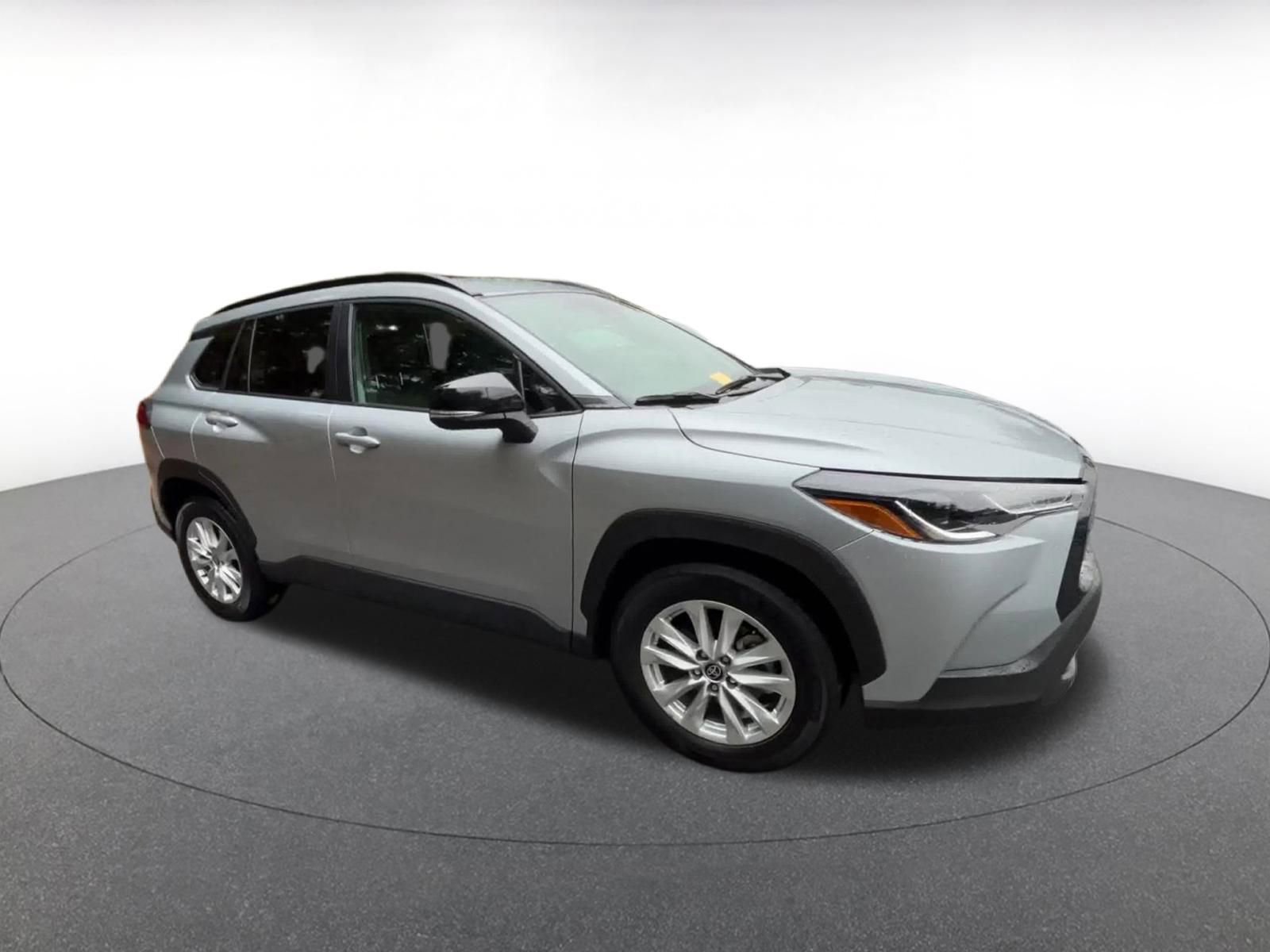 Used 2025 Toyota Corolla Cross LE image 2