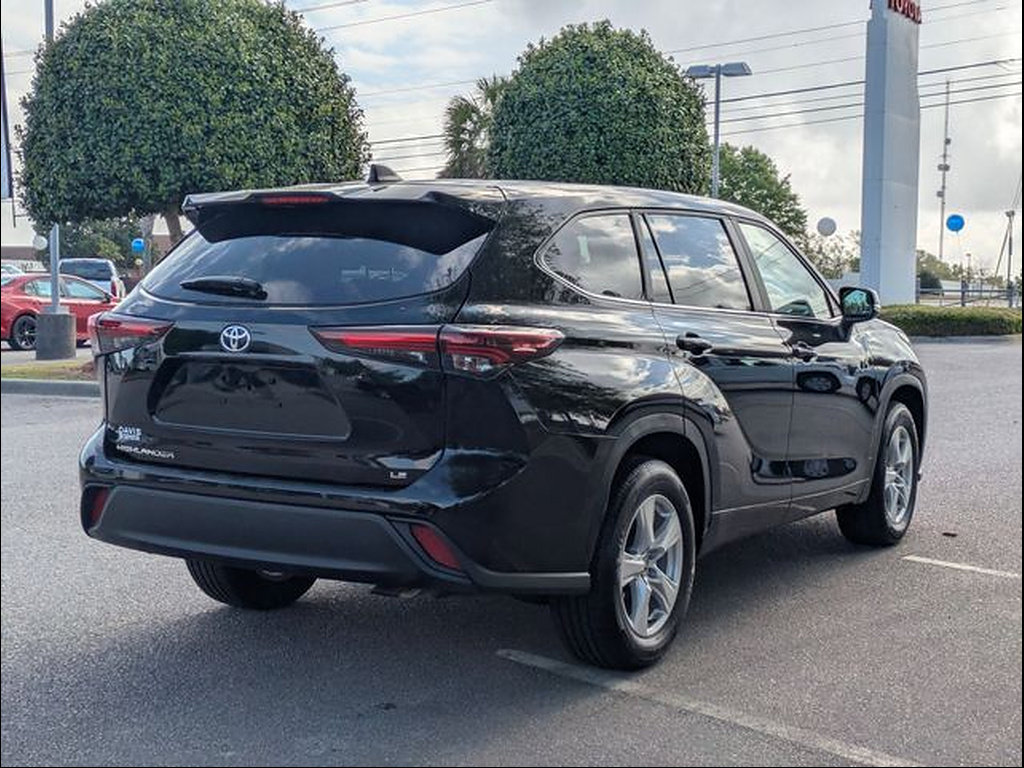 Certified 2025 Toyota Highlander LE FWD image 3