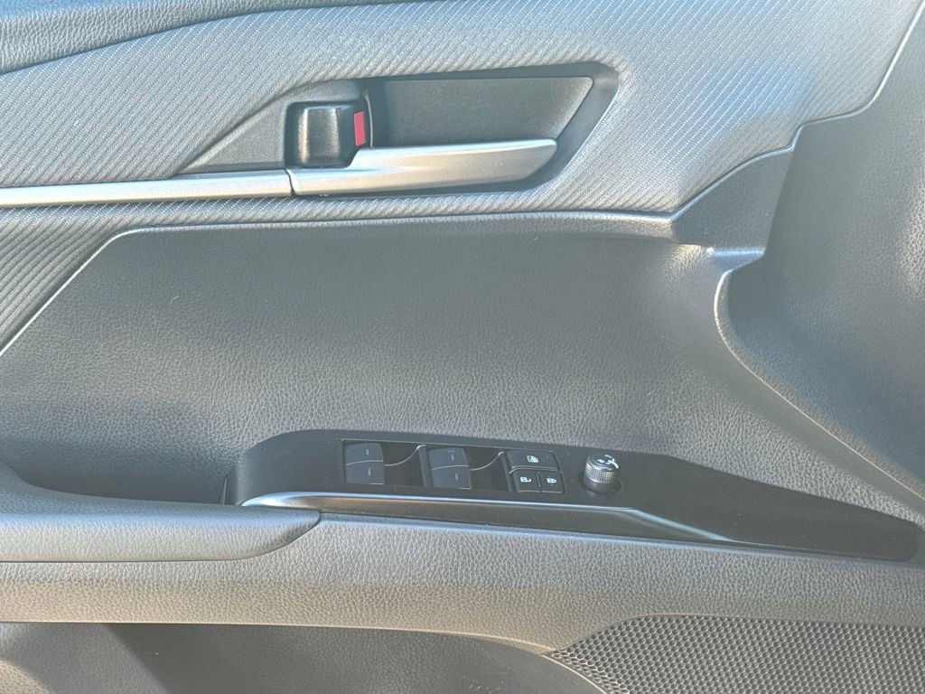 Used 2025 Toyota Camry SE image 33