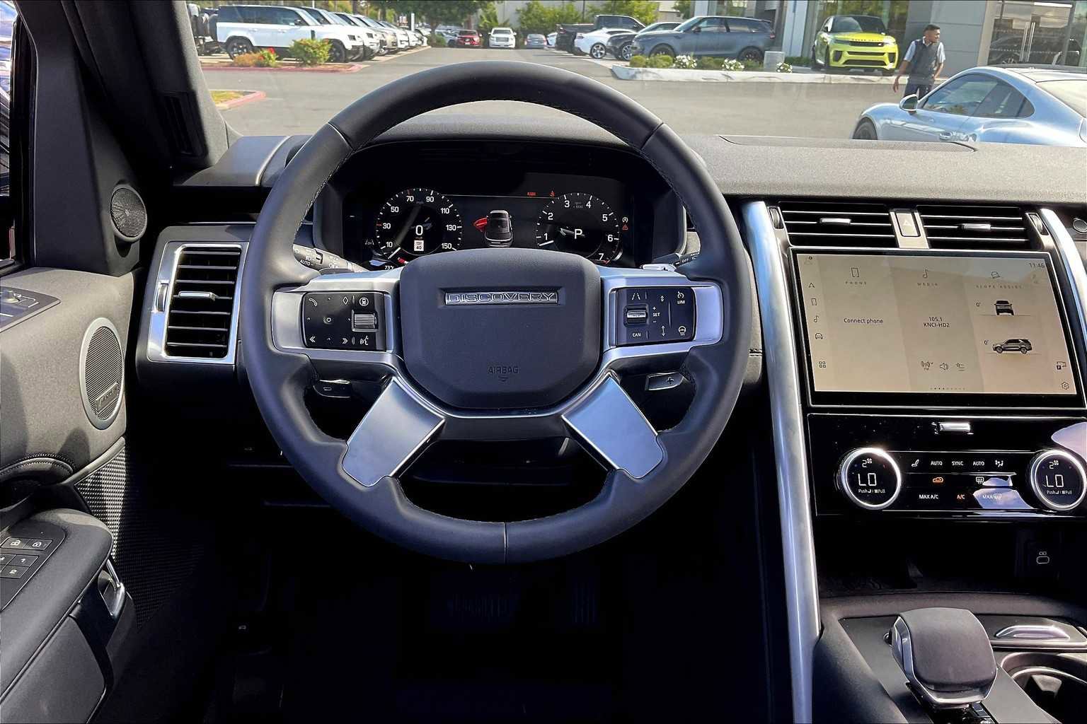 Used 2025 Land Rover Discovery S image 8