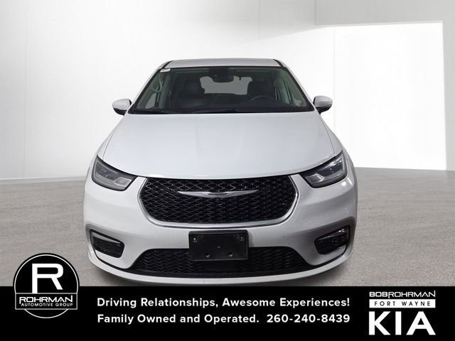 Used 2023 Chrysler Pacifica Touring-L image 3