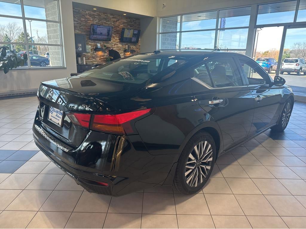Used 2023 Nissan Altima 2.5 SV w/ SV Premium Package FWD image 12