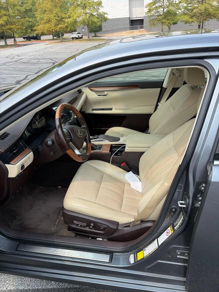 Used 2016 Lexus ES 300h w/ Luxury Package w/Wood Trim FWD image 6