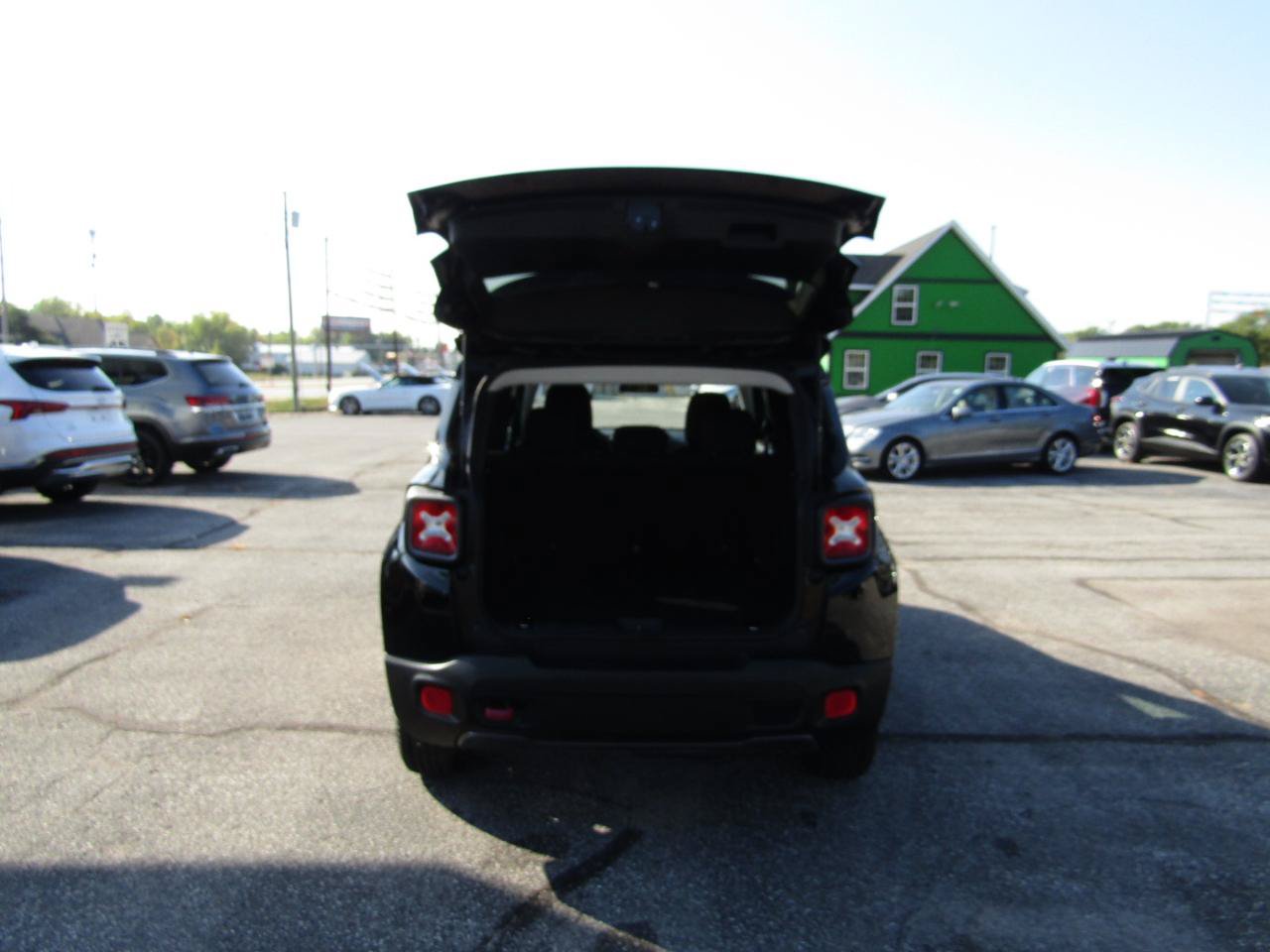Used 2018 Jeep Renegade Trailhawk w/ UConnect 8.4 Nav Group AWD/4WD image 21
