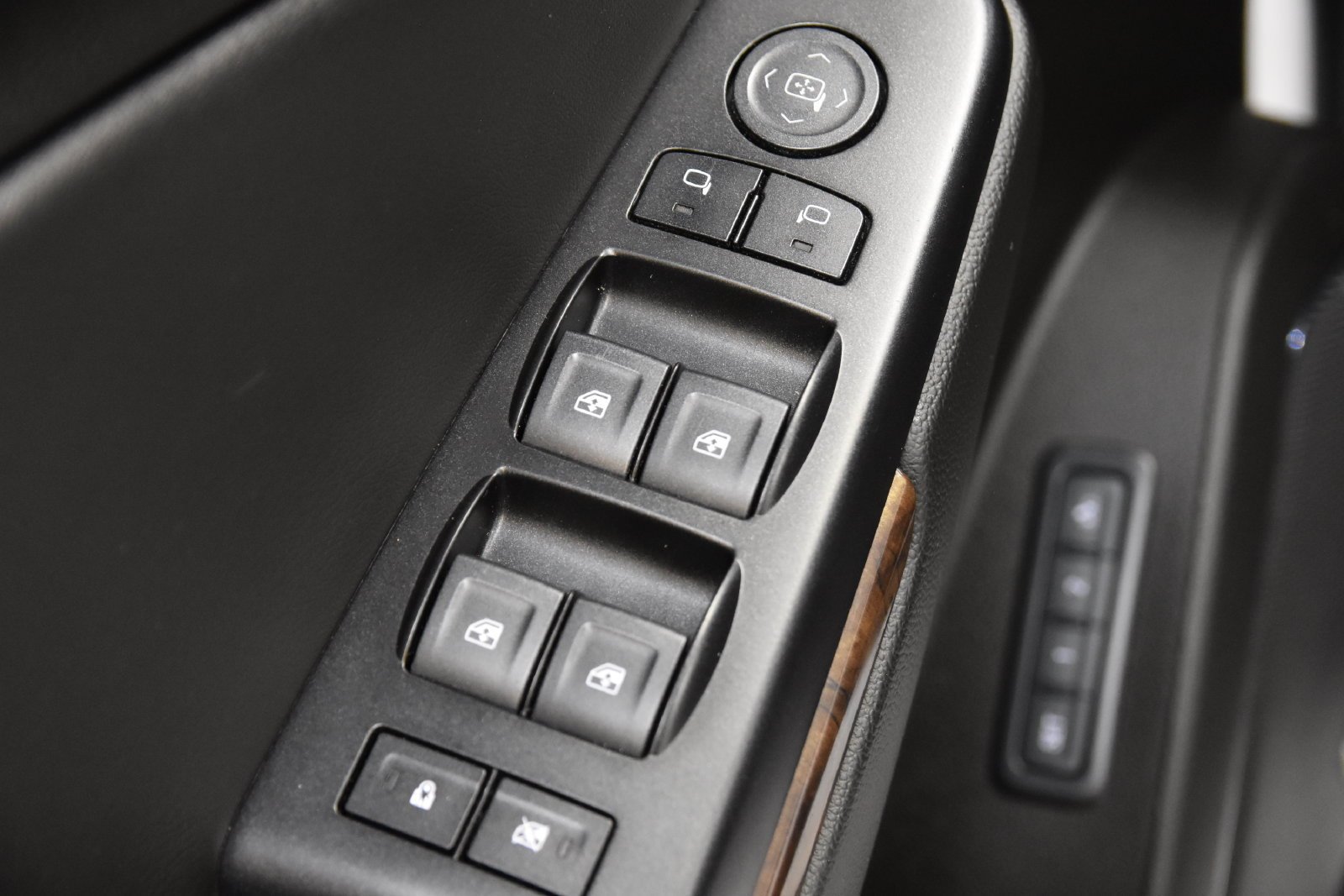 Used 2018 Chevrolet Tahoe LT RWD image 13