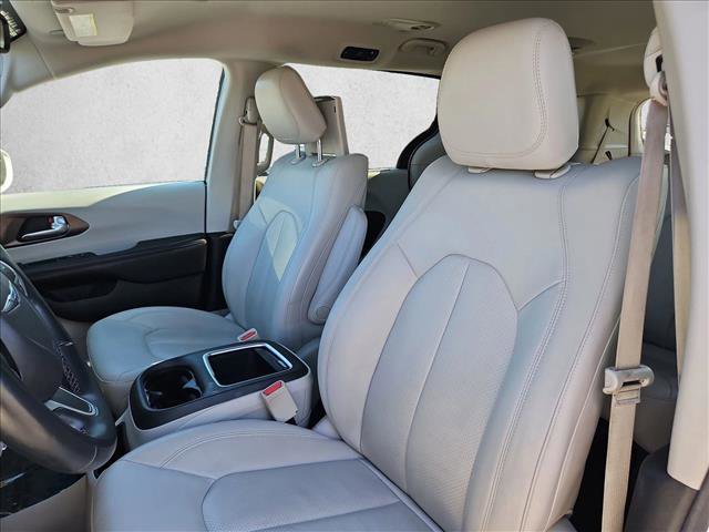Used 2017 Chrysler Pacifica Touring-L Plus image 16