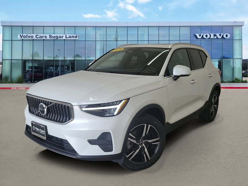 Used 2025 Volvo XC40 B5 Core image 1