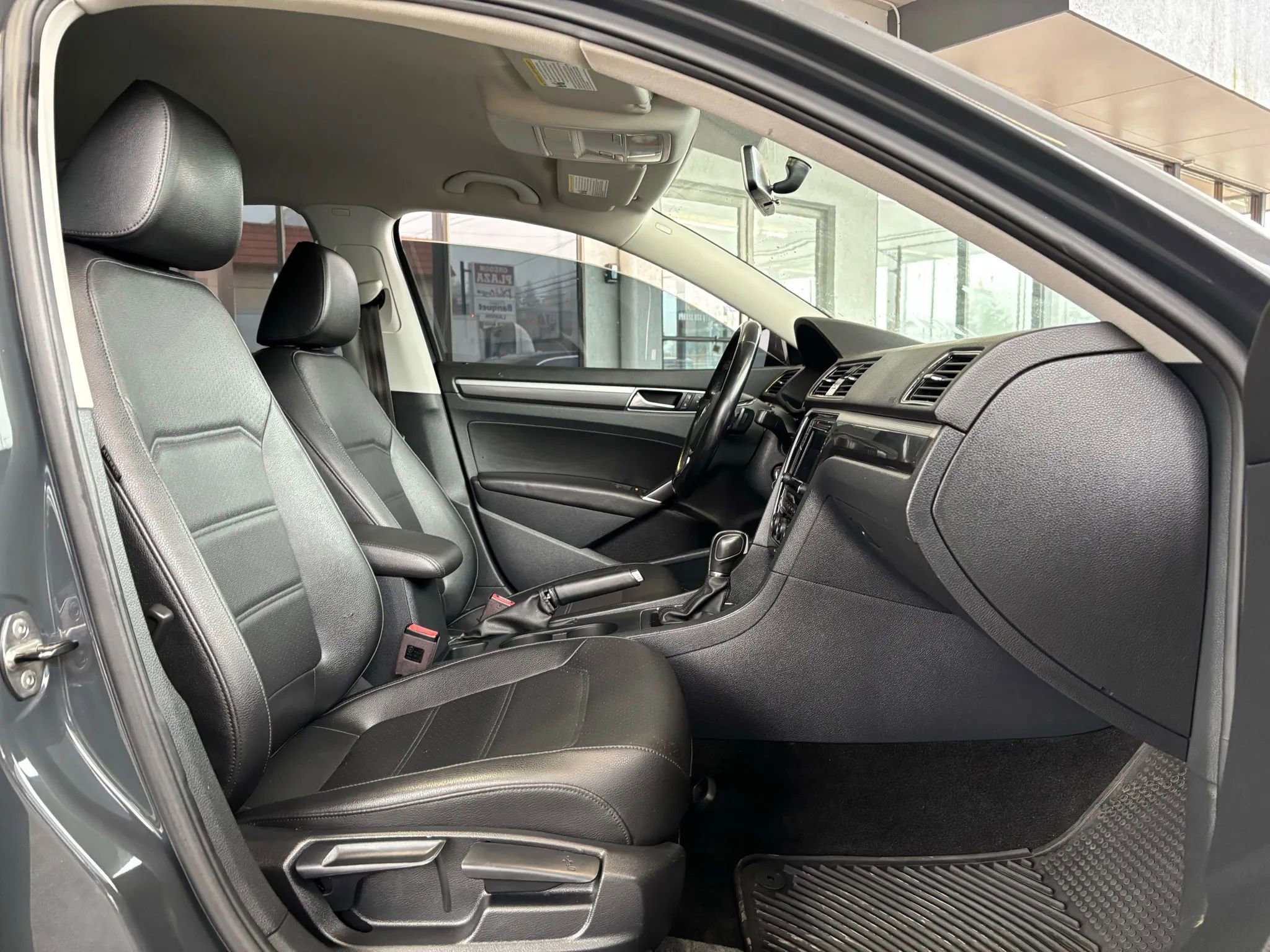 Used 2018 Volkswagen Passat 2.0T R-Line w/ R-Line Lighting Package image 21