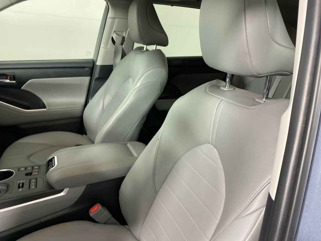 Certified 2024 Toyota Highlander XLE image 9