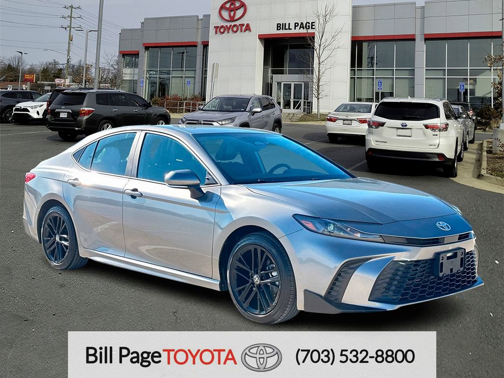 Used 2025 Toyota Camry SE image 1