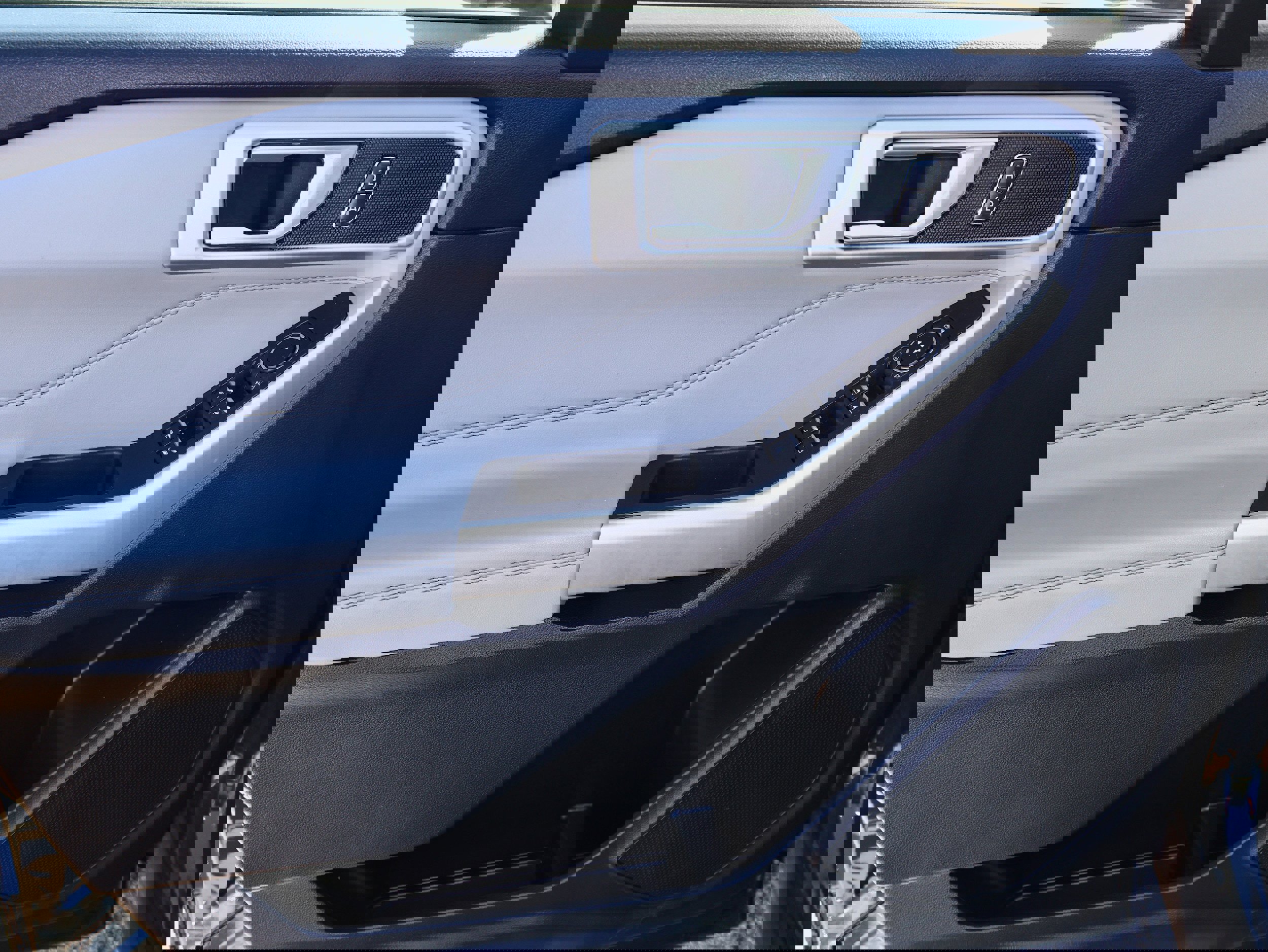 Used 2023 Ford Explorer XLT w/ Equipment Group 202A image 14