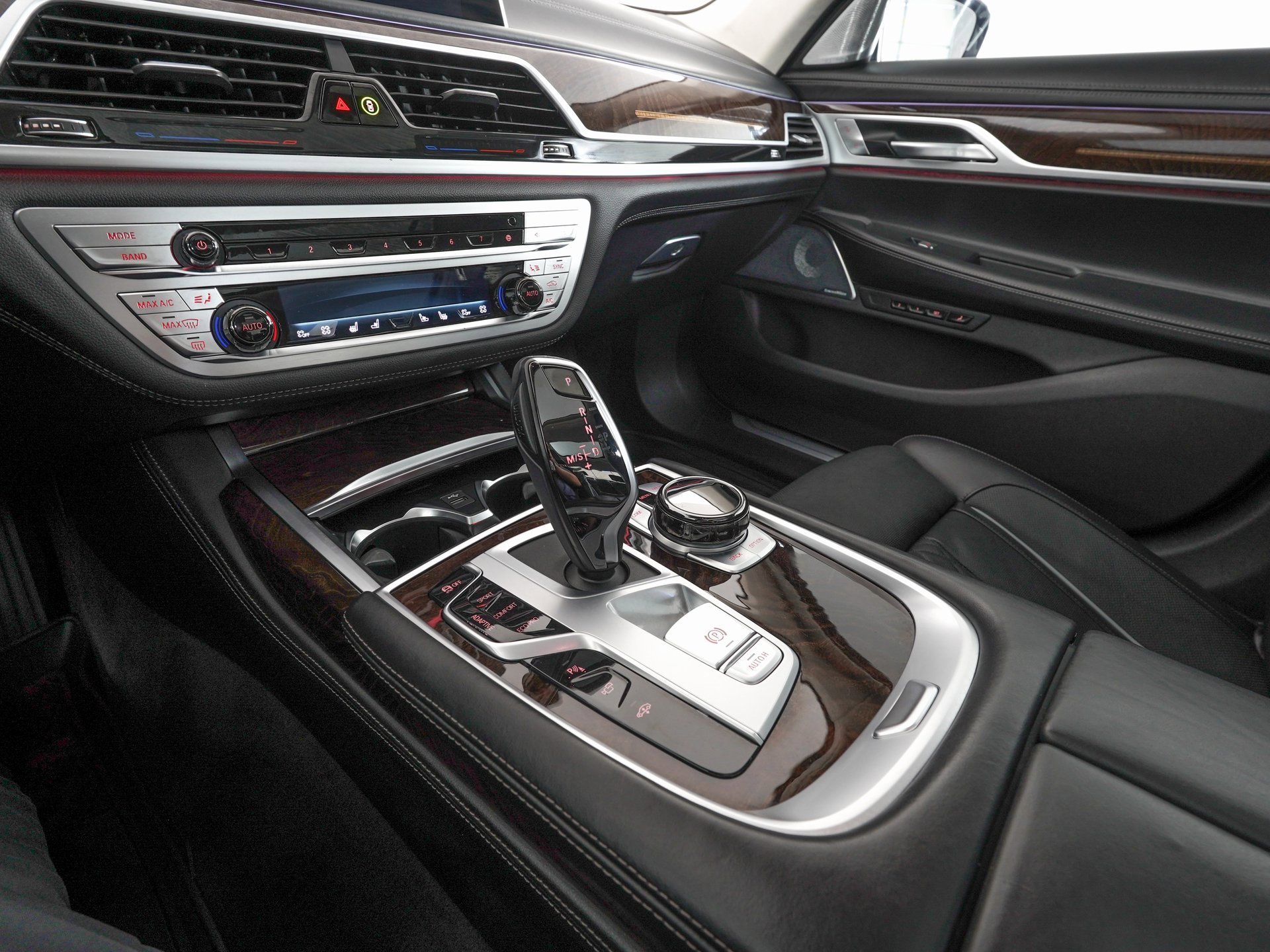 Used 2022 BMW 750i xDrive image 24