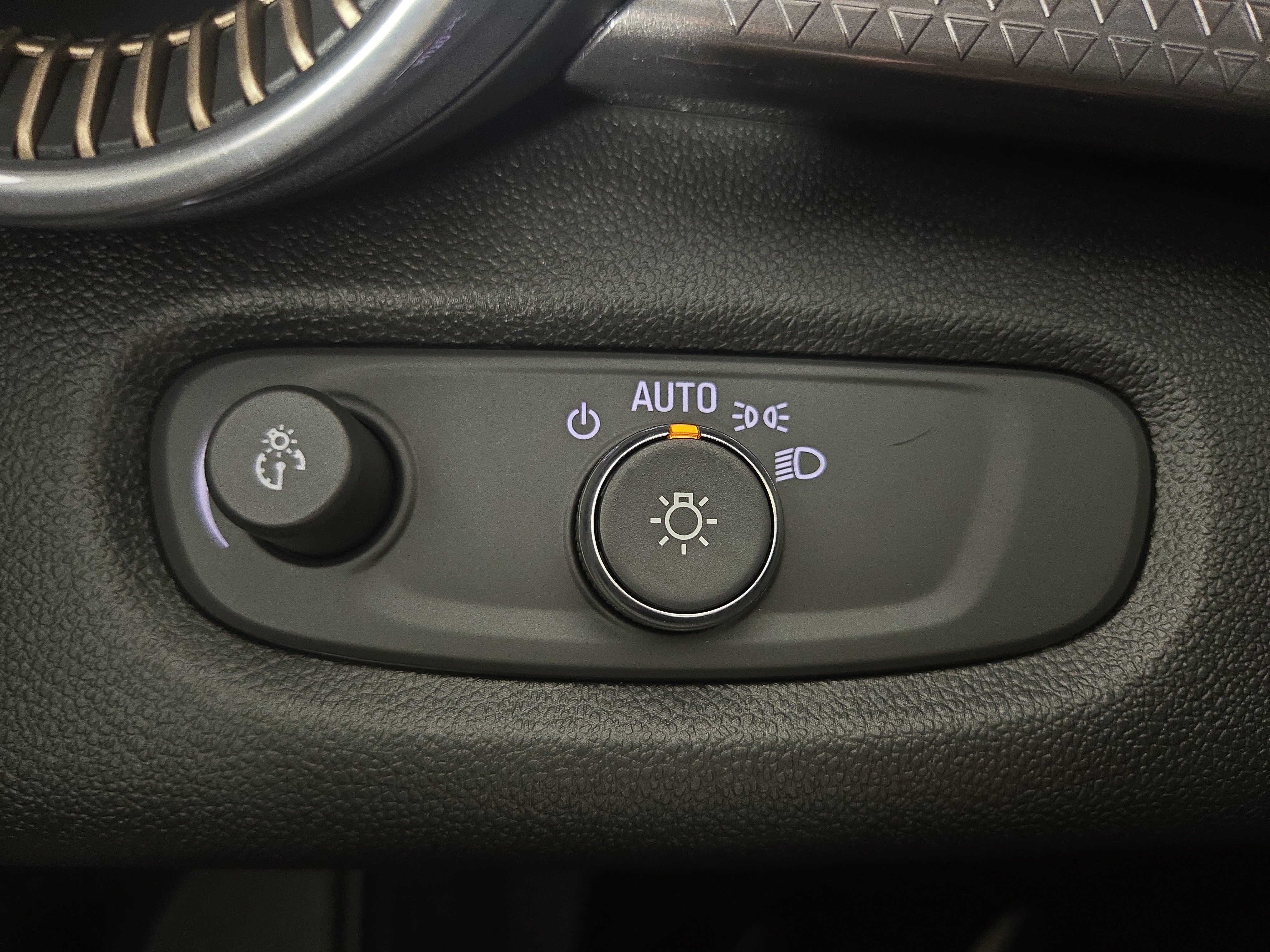 Used 2025 Chevrolet Trax ACTIV w/ Sunroof Package FWD image 25
