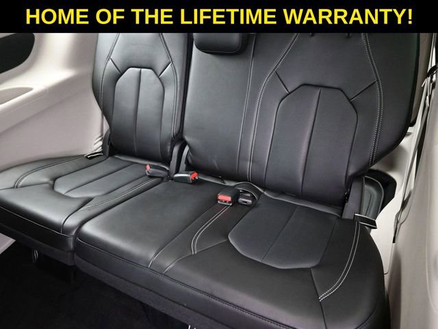 Used 2024 Chrysler Pacifica Touring-L image 36