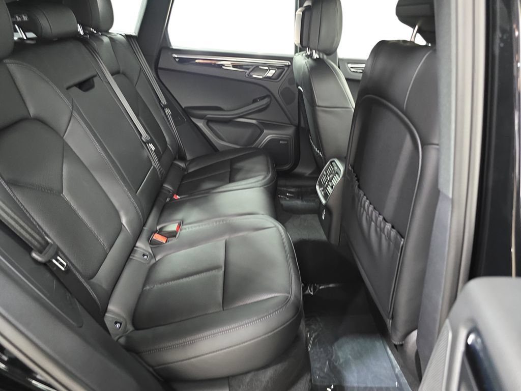 Certified 2026 Porsche Macan AWD/4WD image 26