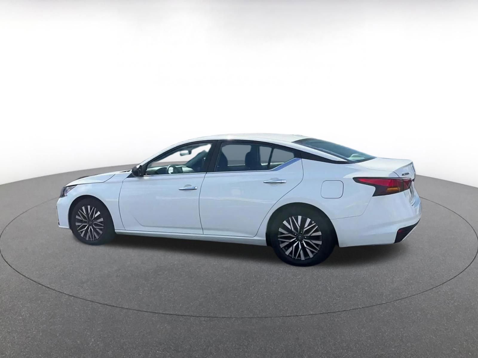 Used 2025 Nissan Altima 2.5 SV FWD image 10