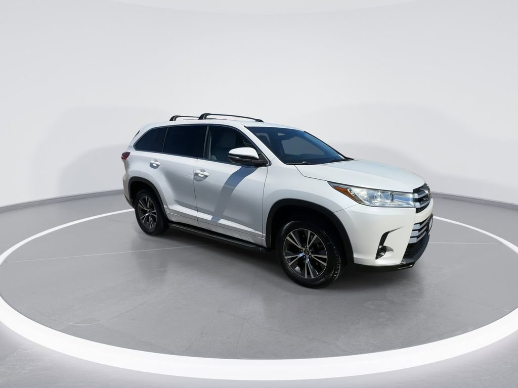 Used 2017 Toyota Highlander LE w/ Carpet Mat Package FWD image 17