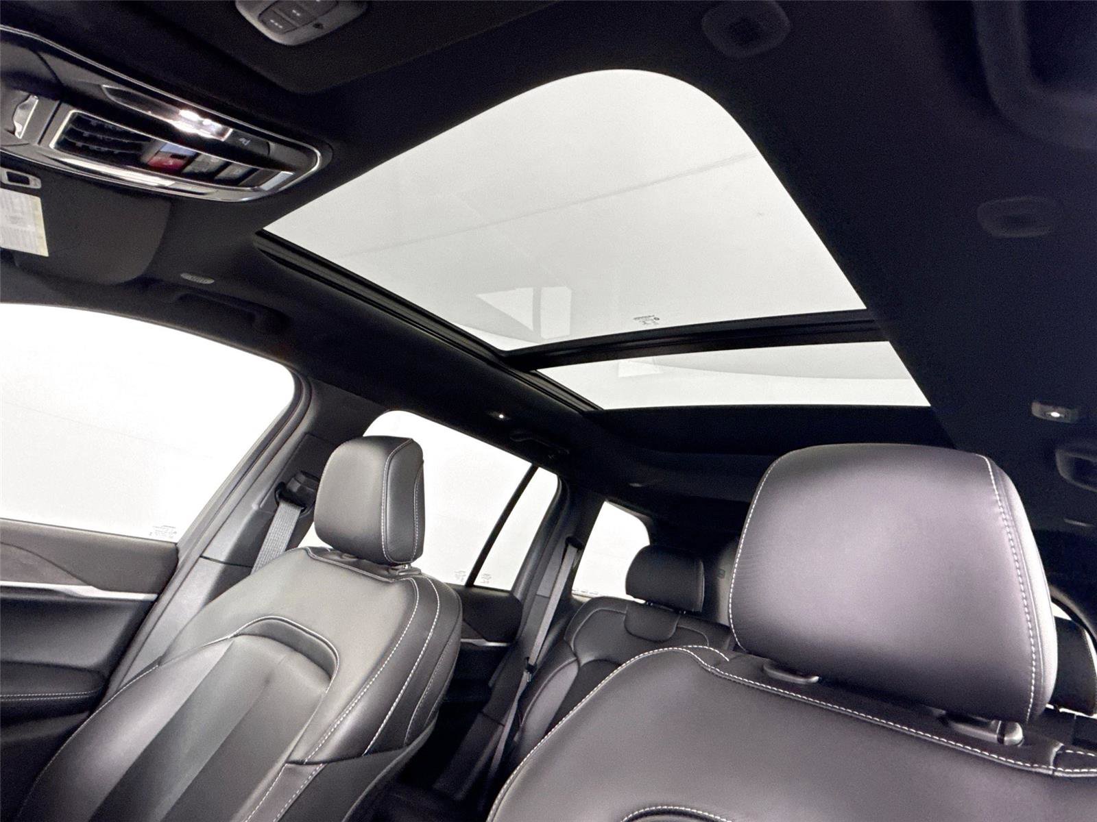 Used 2025 Jeep Grand Cherokee Limited image 6