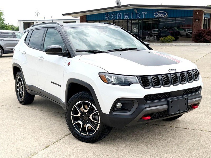 Used 2025 Jeep Compass Trailhawk AWD/4WD image 2