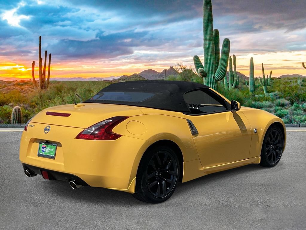 Used 2018 Nissan 370Z Roadster RWD image 3