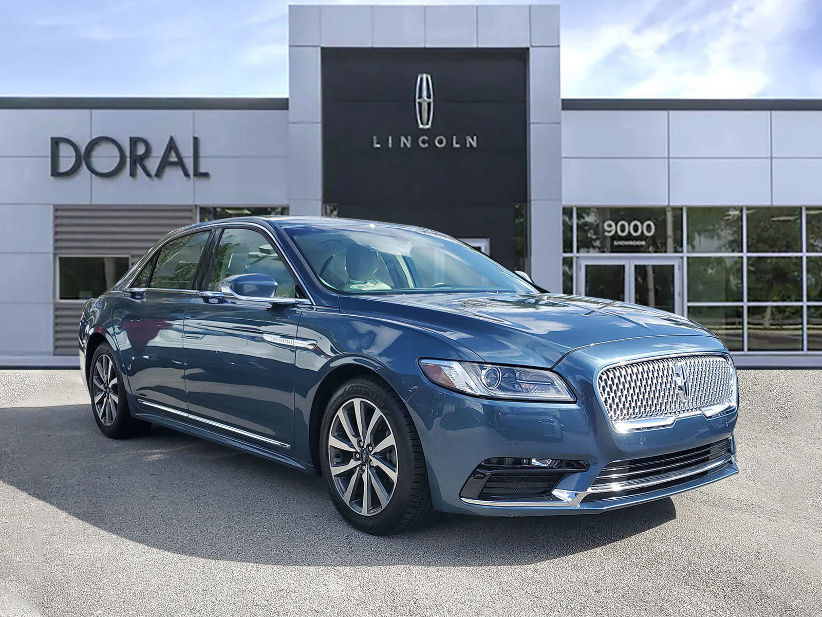 Used 2018 Lincoln Continental Premiere image 1