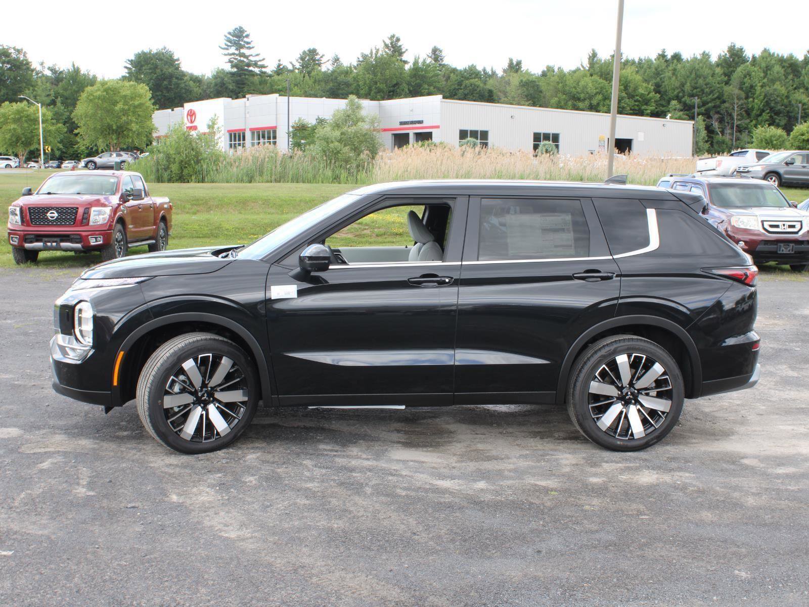 New 2025 Mitsubishi Outlander SE image 6