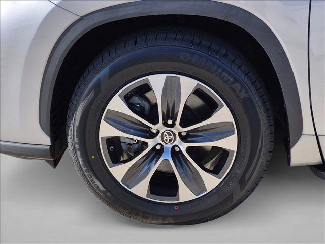 Used 2023 Toyota Highlander XLE FWD image 24
