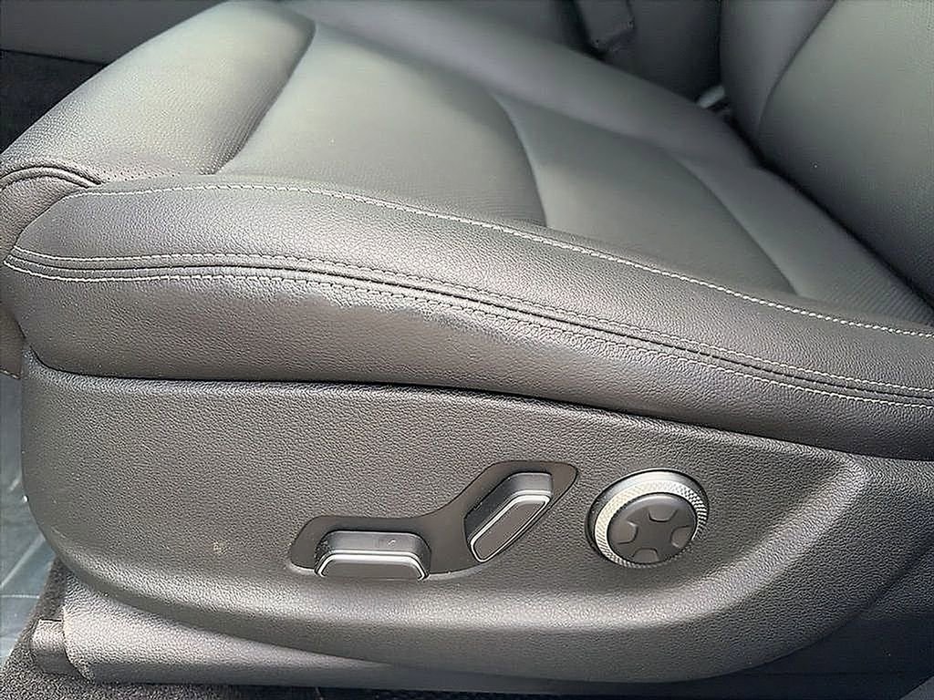 Used 2026 Genesis GV70 2.5T Select image 16