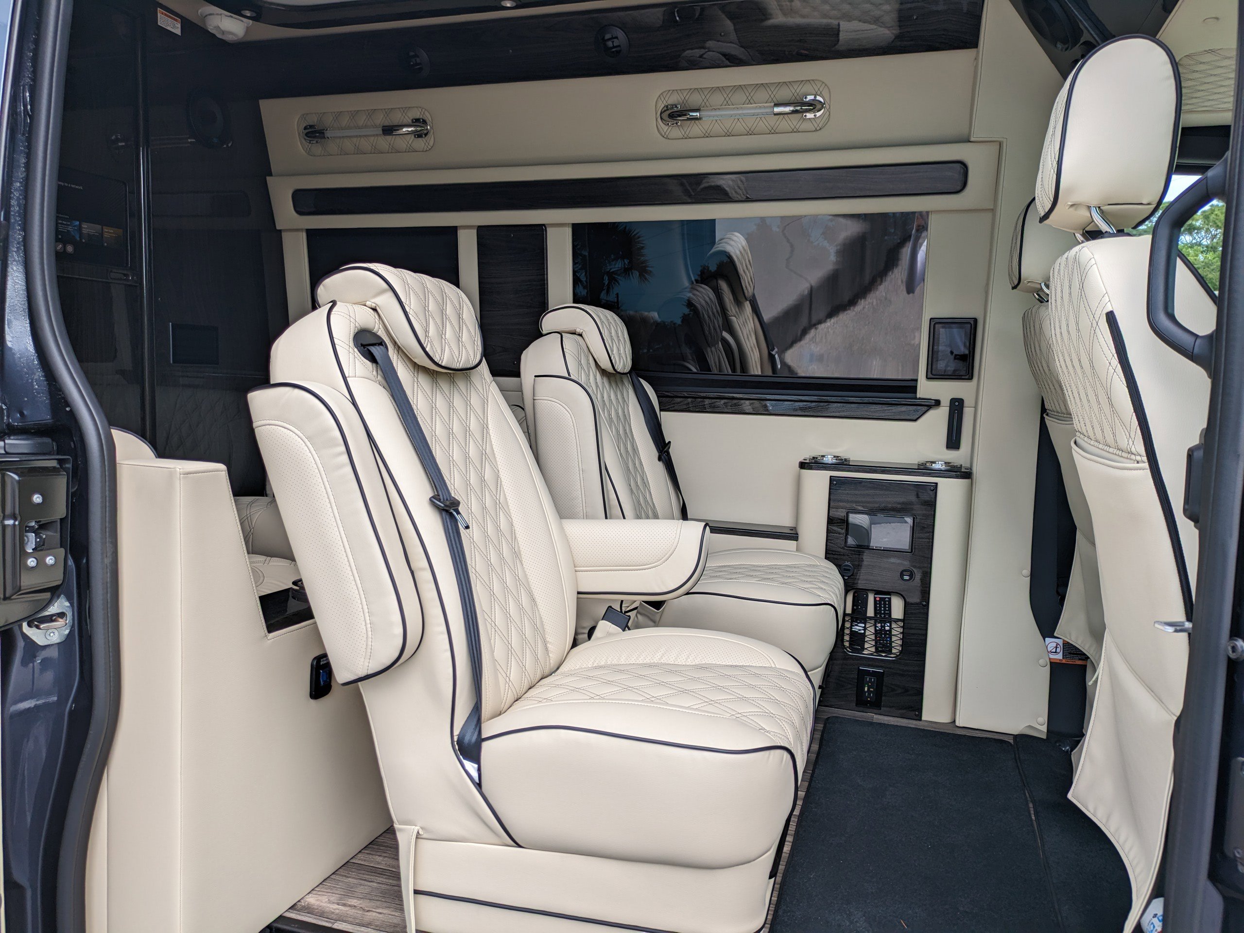 Used 2025 Mercedes-Benz Sprinter 144 Cargo image 32