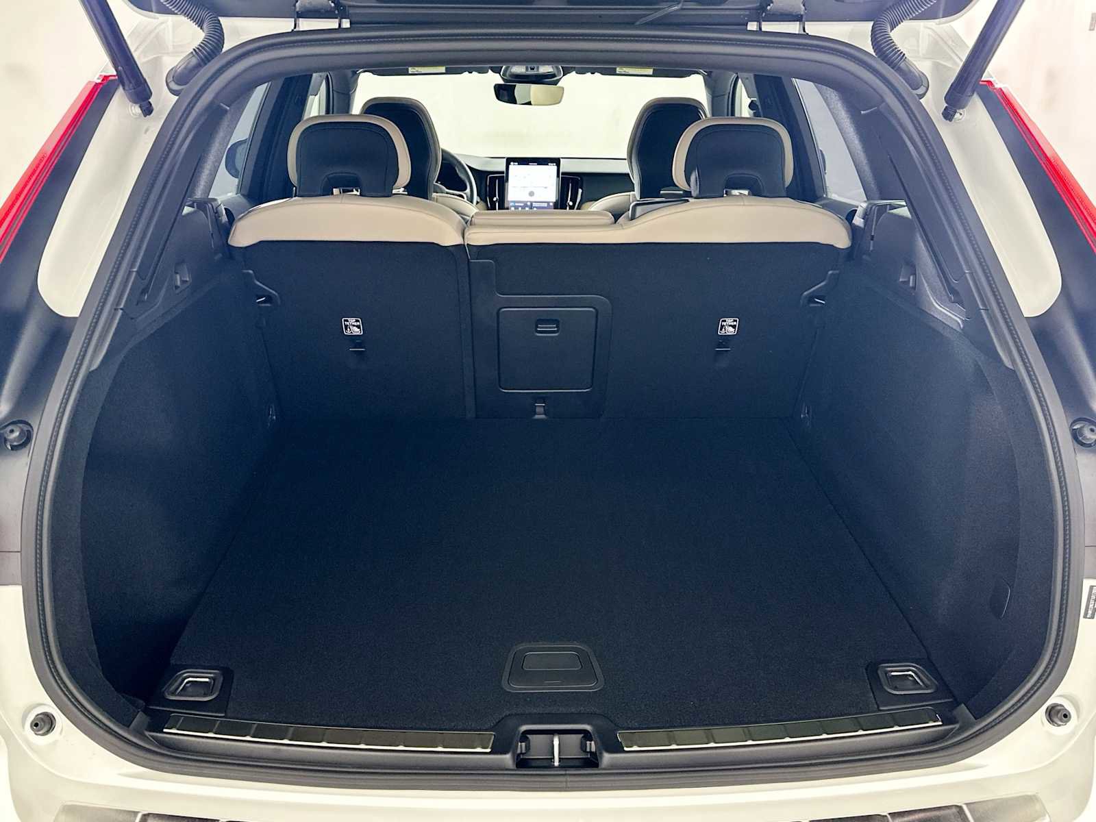 New 2026 Volvo XC60 B5 Plus w/ Protection Package Premier image 24