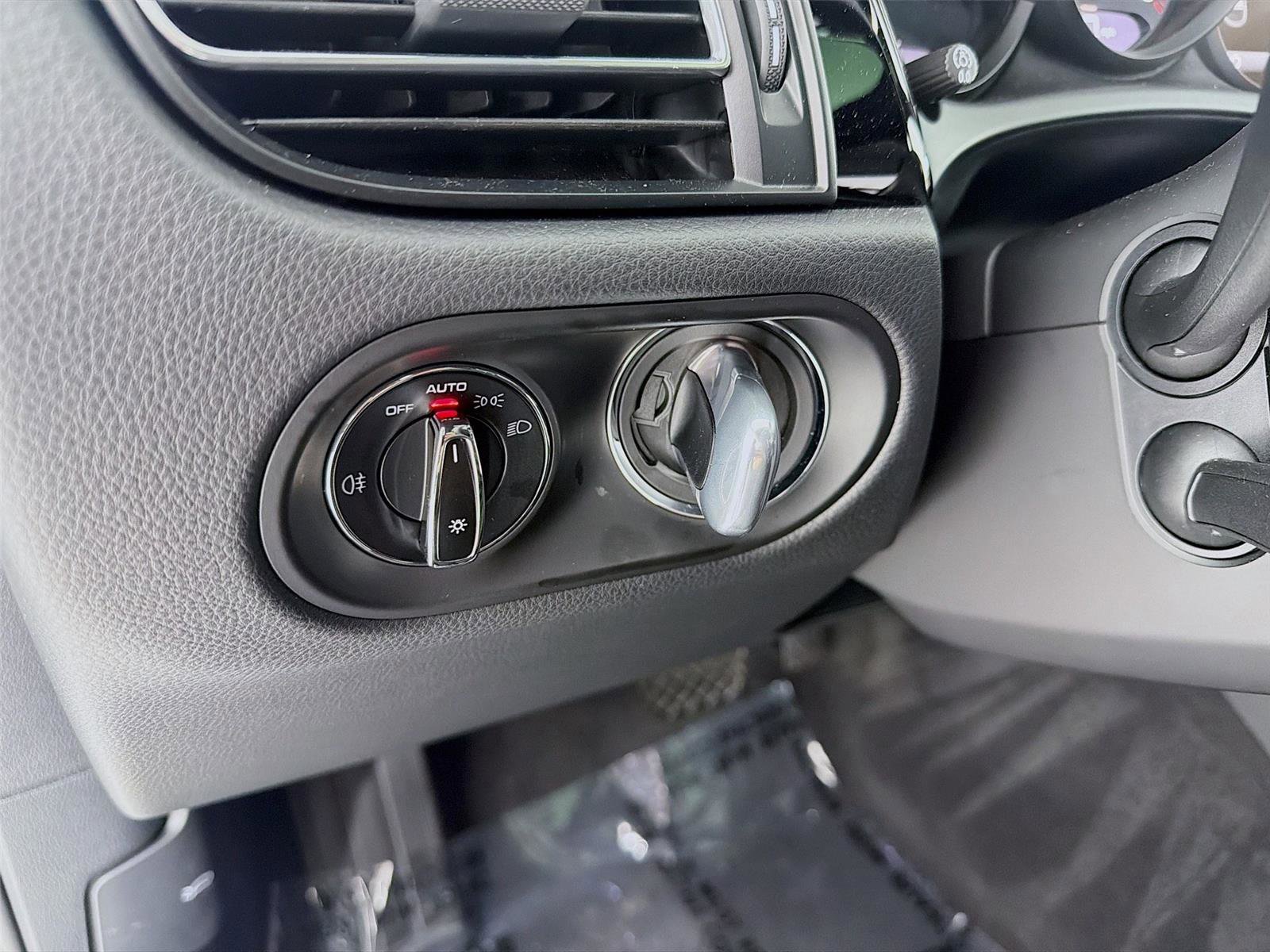 Certified 2025 Porsche Macan image 11